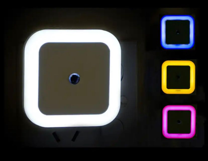 Bonita mini luz nocturna led con enchufe de pared